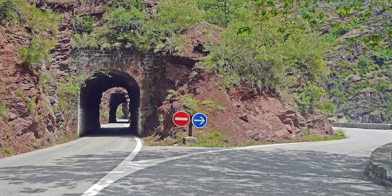 IVA-diverging-path-tunnel-road-choice