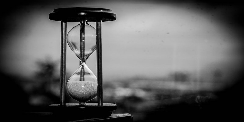sand timer to illustrate timing of breach of contract